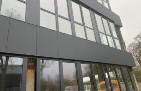 Montaż elewacji biurowca w Łodzi