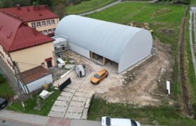 Montaż dachu łukowego na hali sportowej przy Szkole Podstawowej w miejscowości Bucze