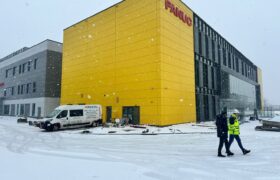 Montaż okładziny elewacyjnej z płyt warstwowych w budynku usługowo-wielofunkcyjnym Fanuc we Wrocławiu