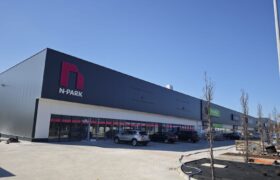 Kompleksowy montaż pokrycia dachu i elewacji z płyt warstwowych w galerii N-PARK we Wrocławiu